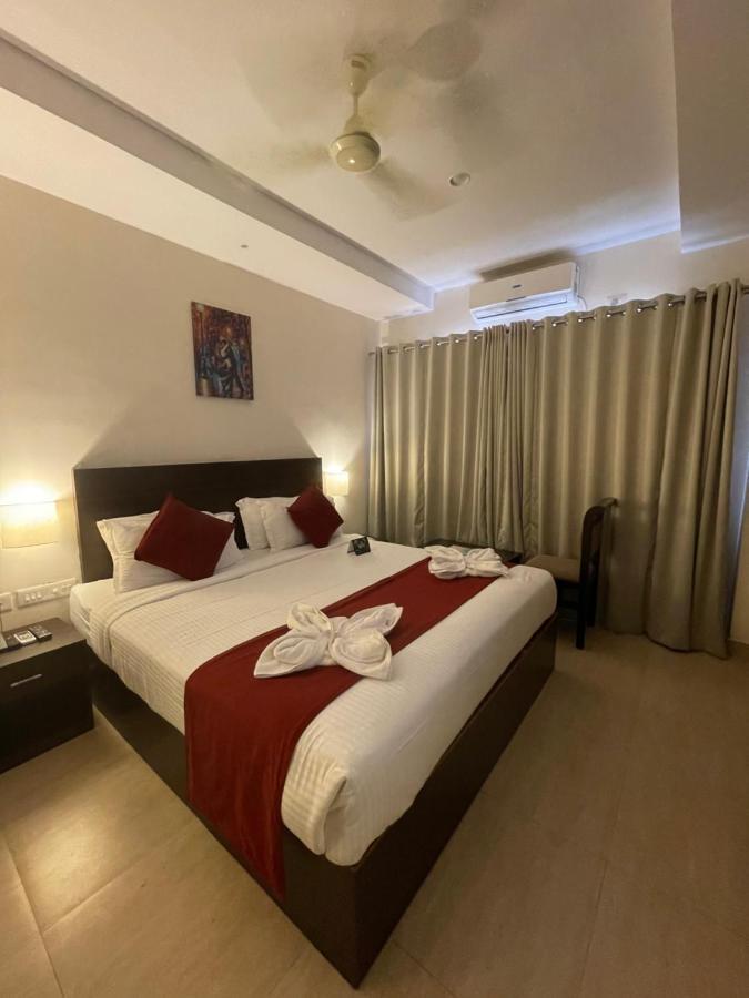 Hotel Yamuna Adur Bagian luar foto