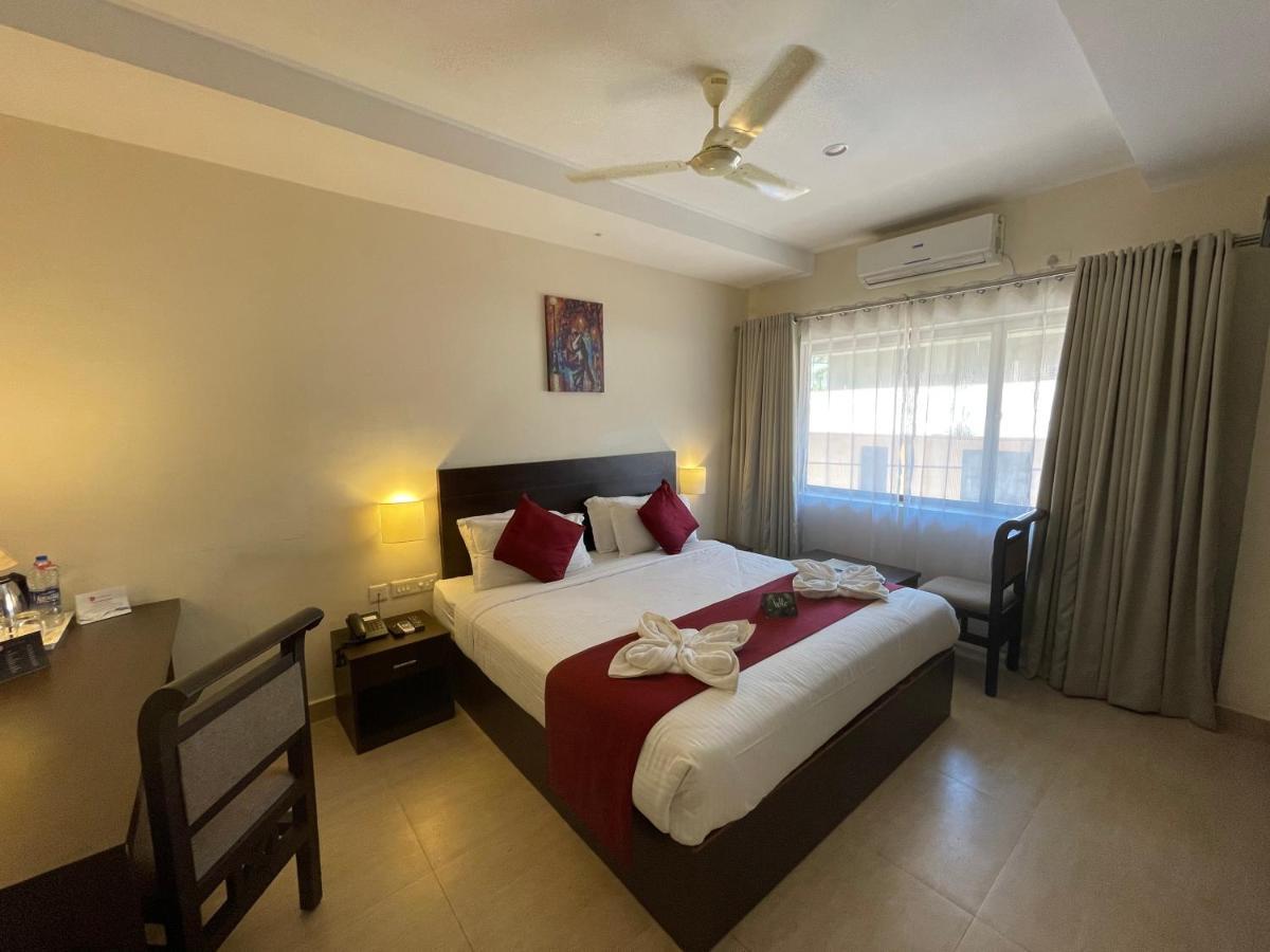 Hotel Yamuna Adur Bagian luar foto