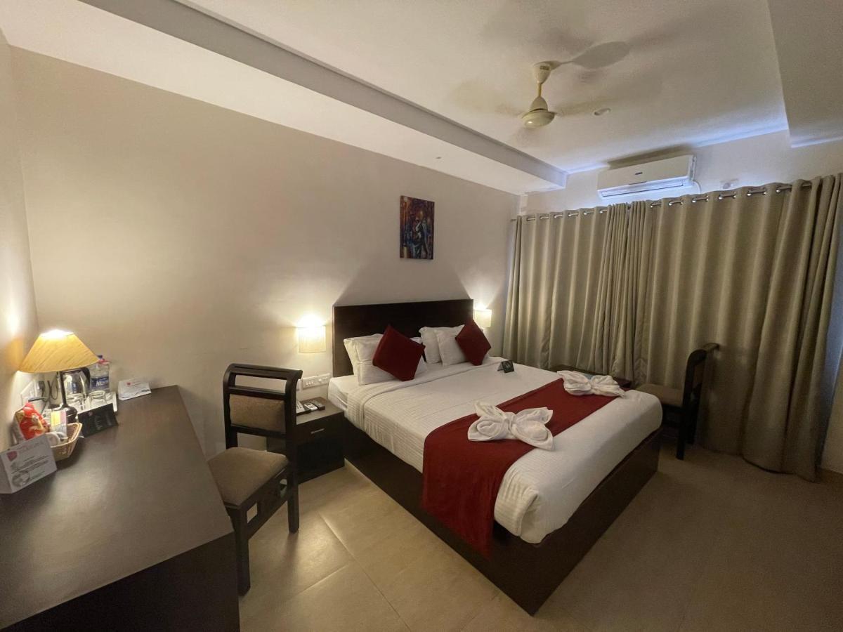Hotel Yamuna Adur Bagian luar foto