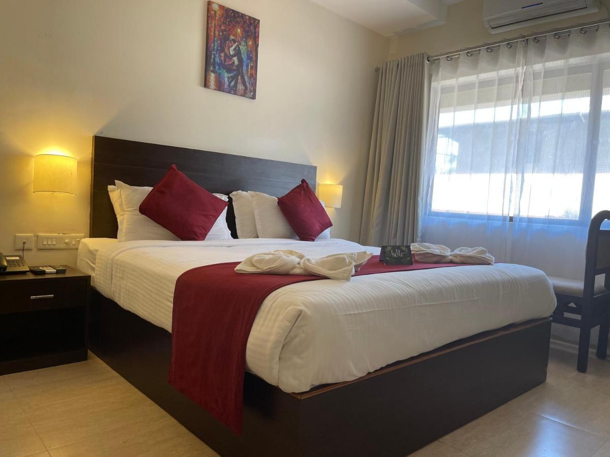 Hotel Yamuna Adur Bagian luar foto
