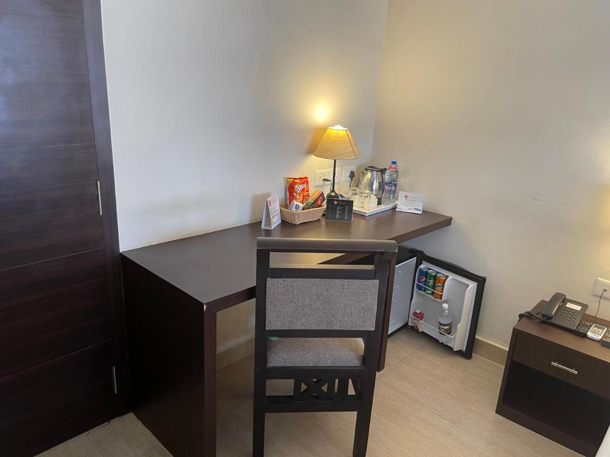 Hotel Yamuna Adur Bagian luar foto
