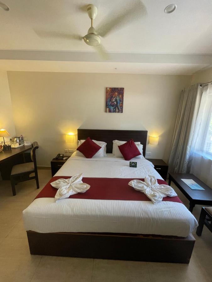 Hotel Yamuna Adur Bagian luar foto