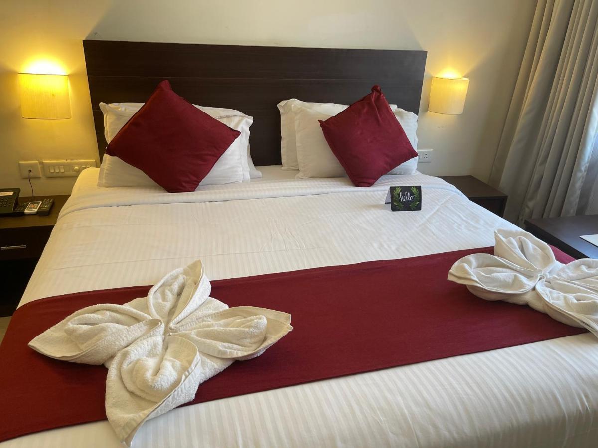 Hotel Yamuna Adur Bagian luar foto