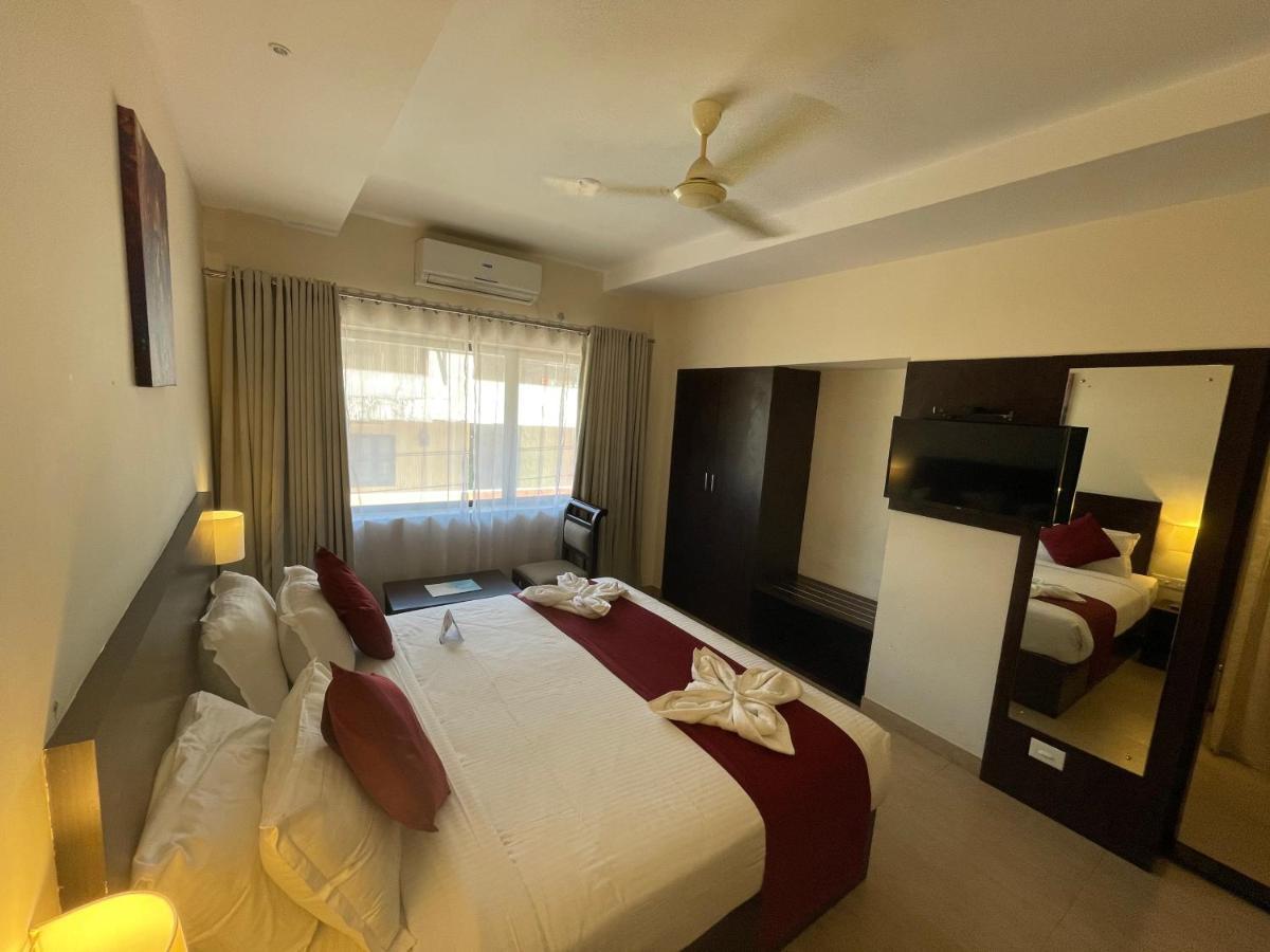 Hotel Yamuna Adur Bagian luar foto