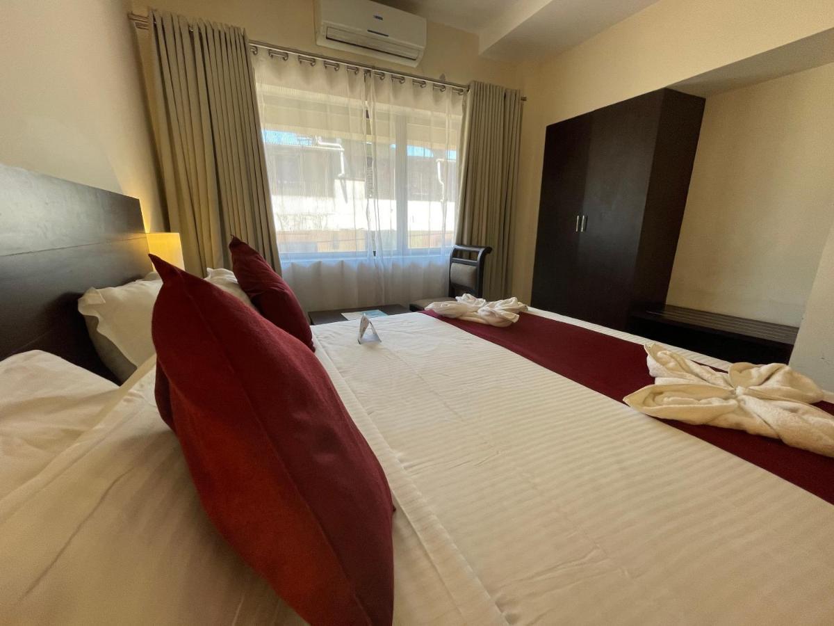 Hotel Yamuna Adur Bagian luar foto