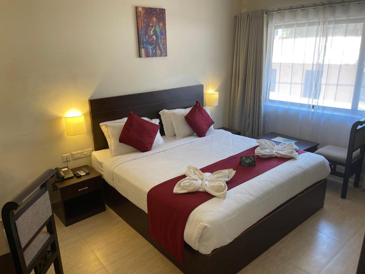 Hotel Yamuna Adur Bagian luar foto