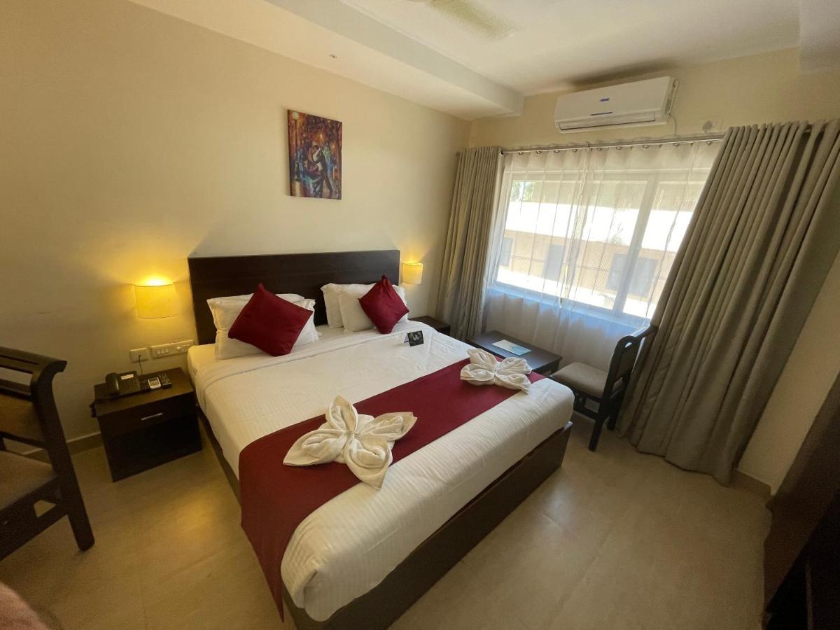 Hotel Yamuna Adur Bagian luar foto