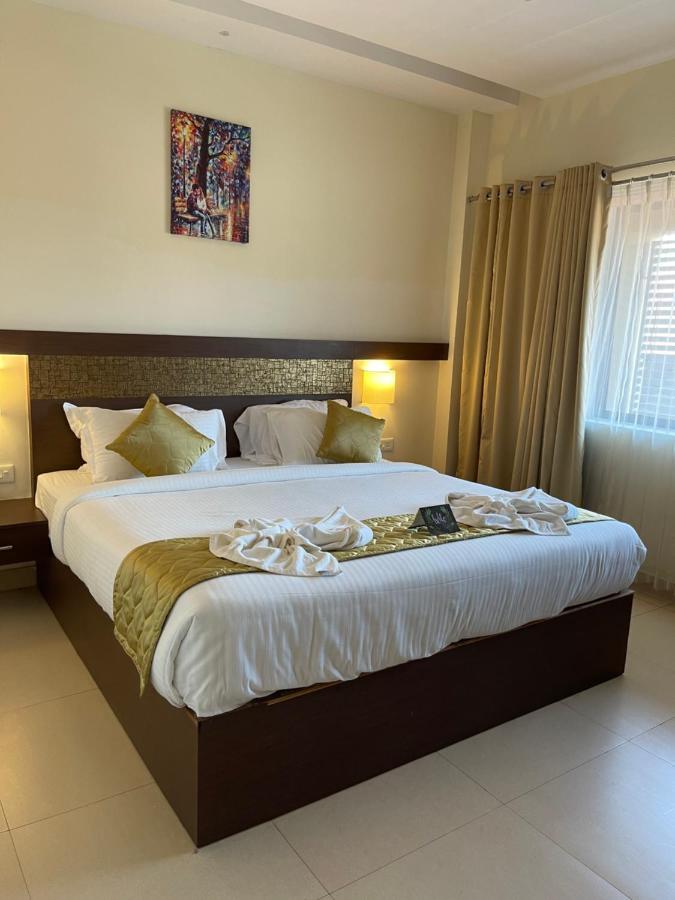 Hotel Yamuna Adur Bagian luar foto