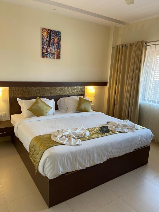 Hotel Yamuna Adur Bagian luar foto