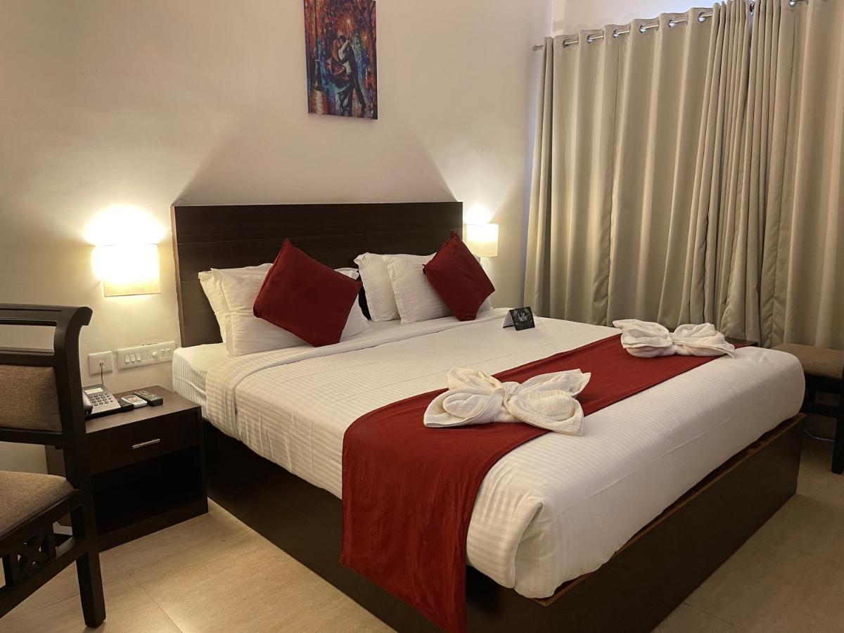 Hotel Yamuna Adur Bagian luar foto