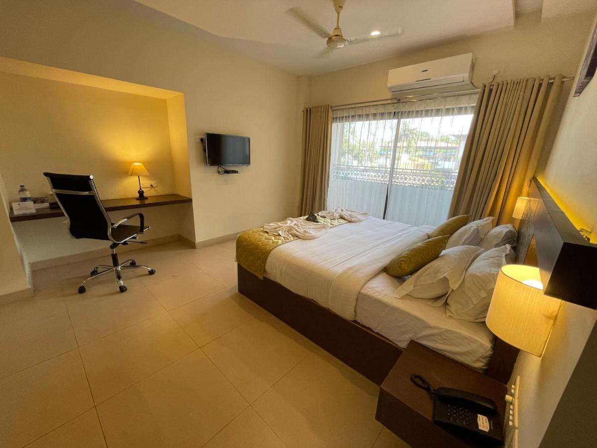 Hotel Yamuna Adur Bagian luar foto