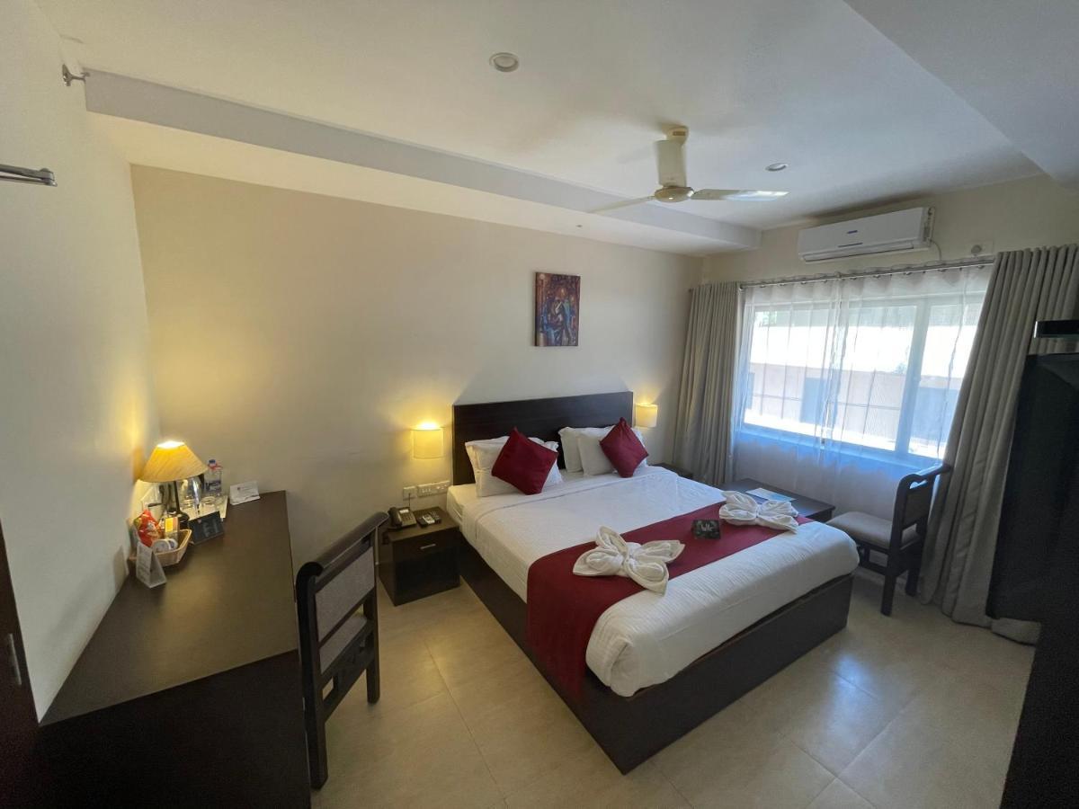 Hotel Yamuna Adur Bagian luar foto