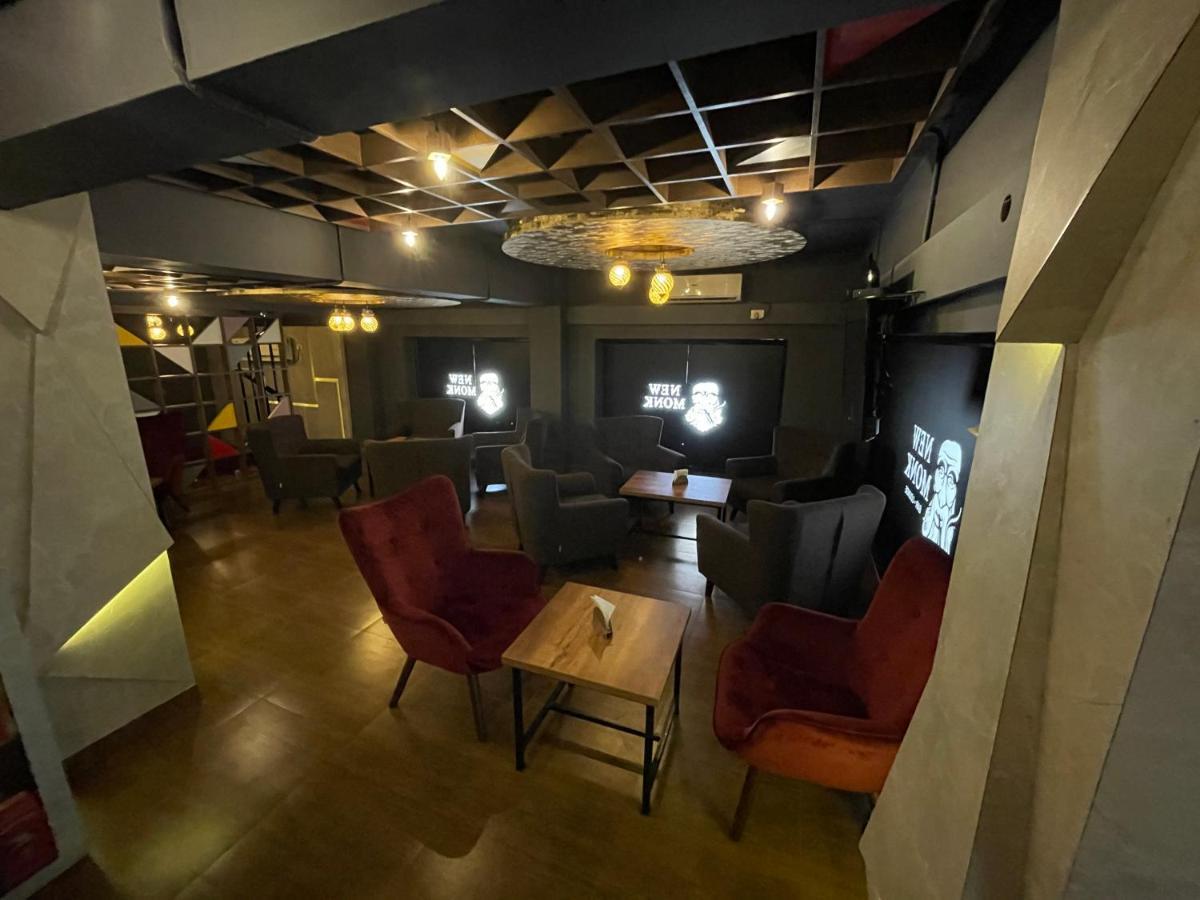 Hotel Yamuna Adur Bagian luar foto