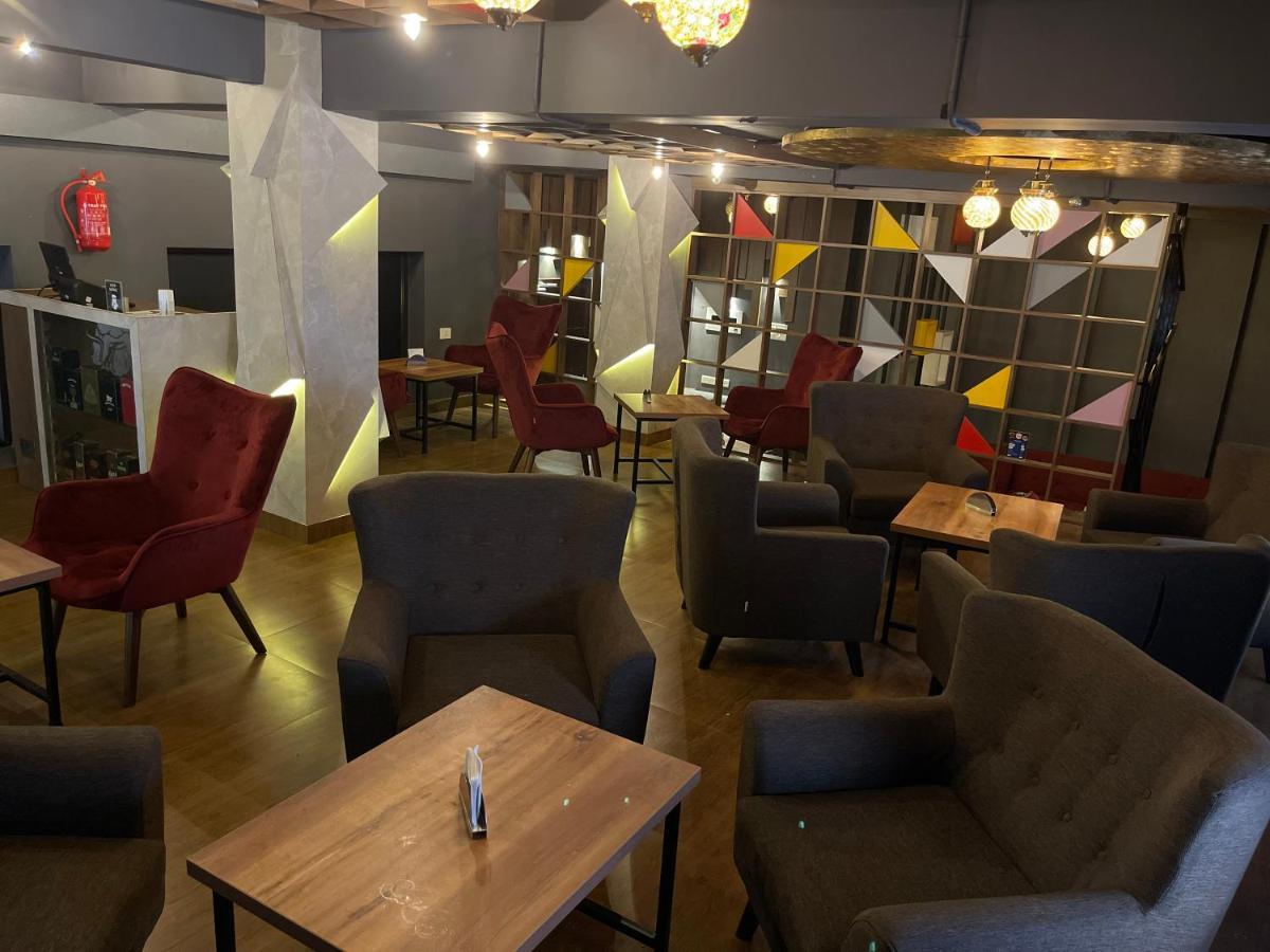 Hotel Yamuna Adur Bagian luar foto