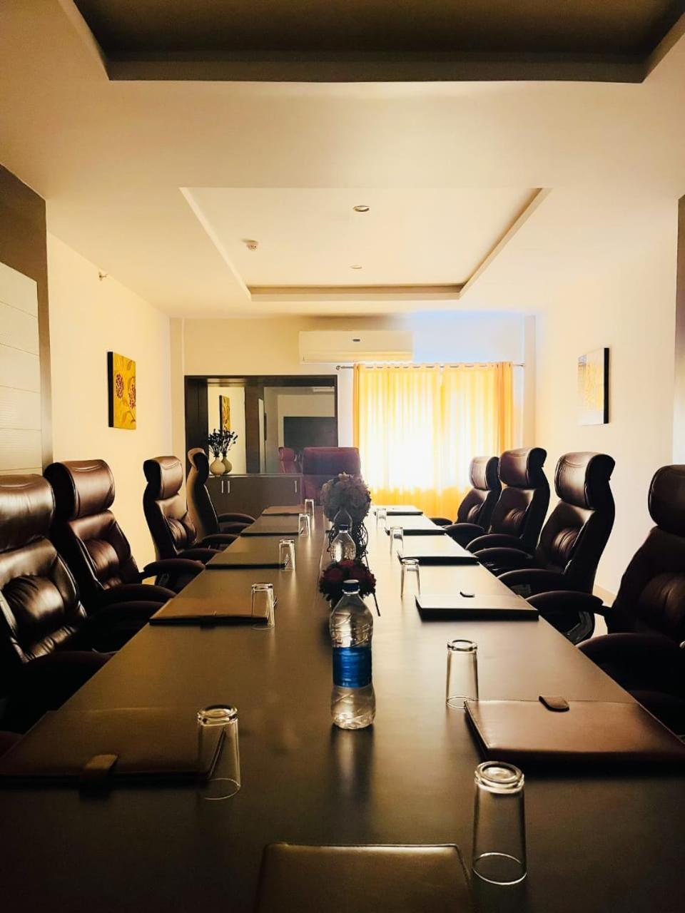 Hotel Yamuna Adur Bagian luar foto