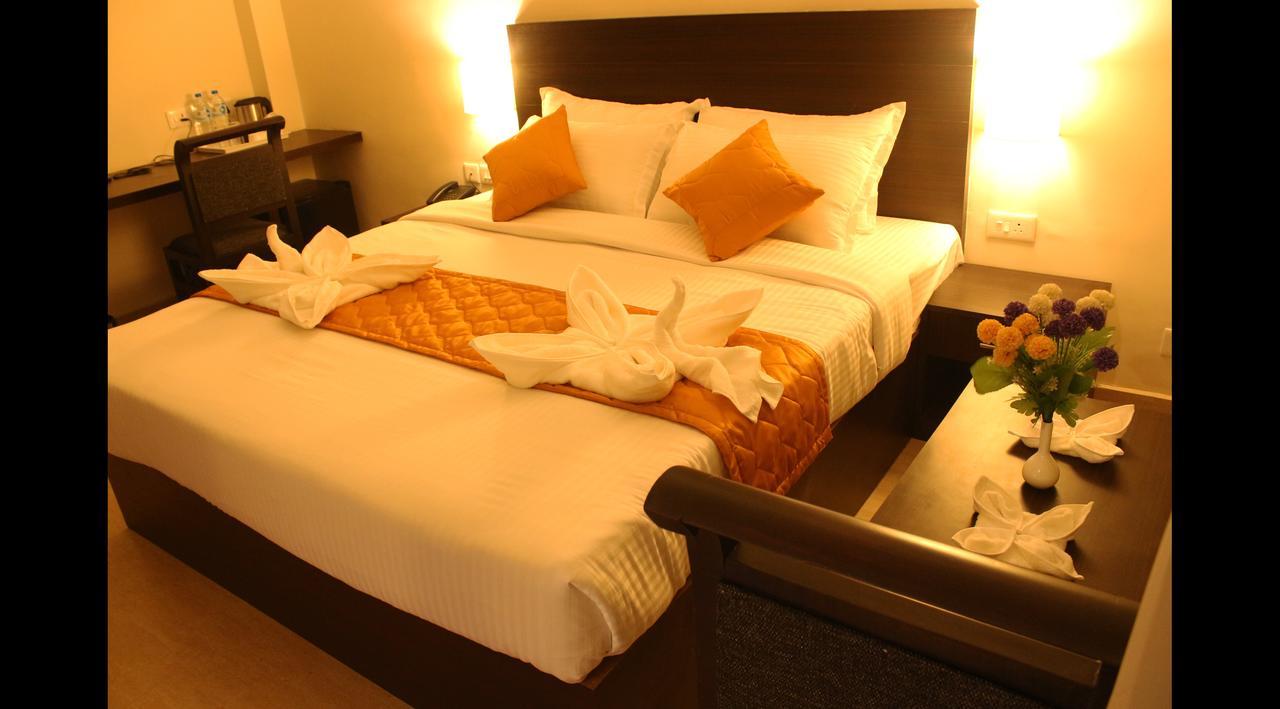 Hotel Yamuna Adur Bagian luar foto