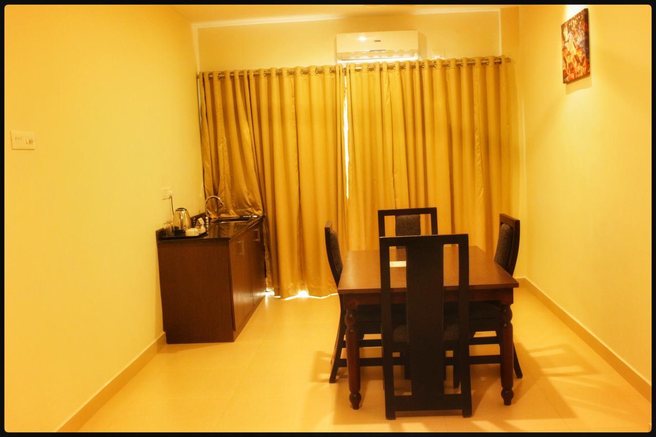 Hotel Yamuna Adur Bagian luar foto