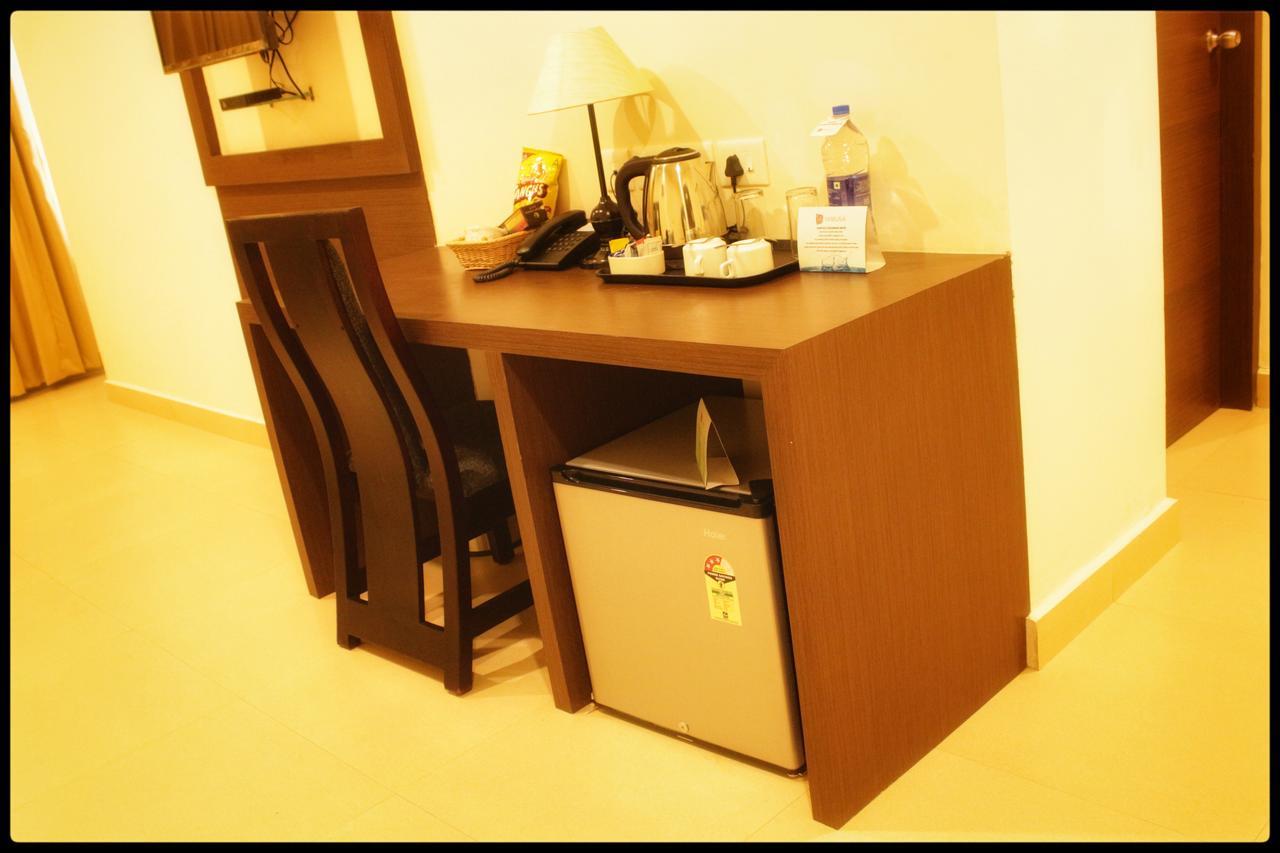 Hotel Yamuna Adur Bagian luar foto