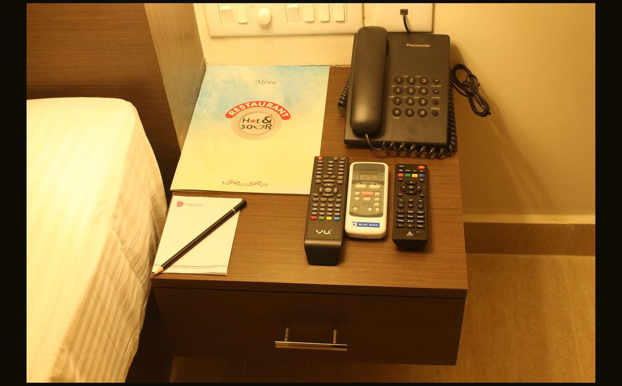 Hotel Yamuna Adur Bagian luar foto