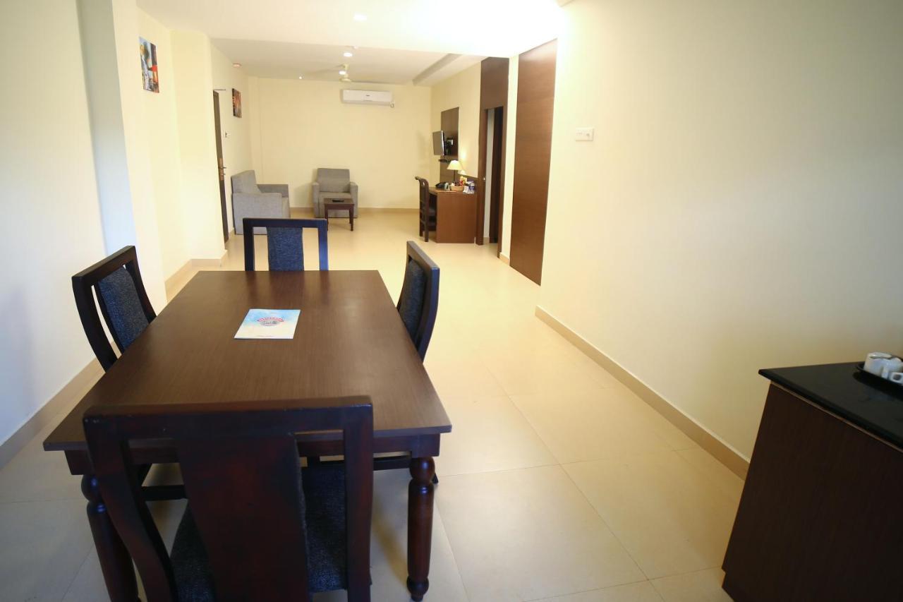 Hotel Yamuna Adur Bagian luar foto