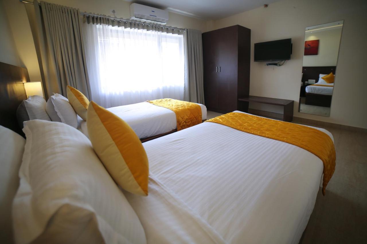 Hotel Yamuna Adur Bagian luar foto