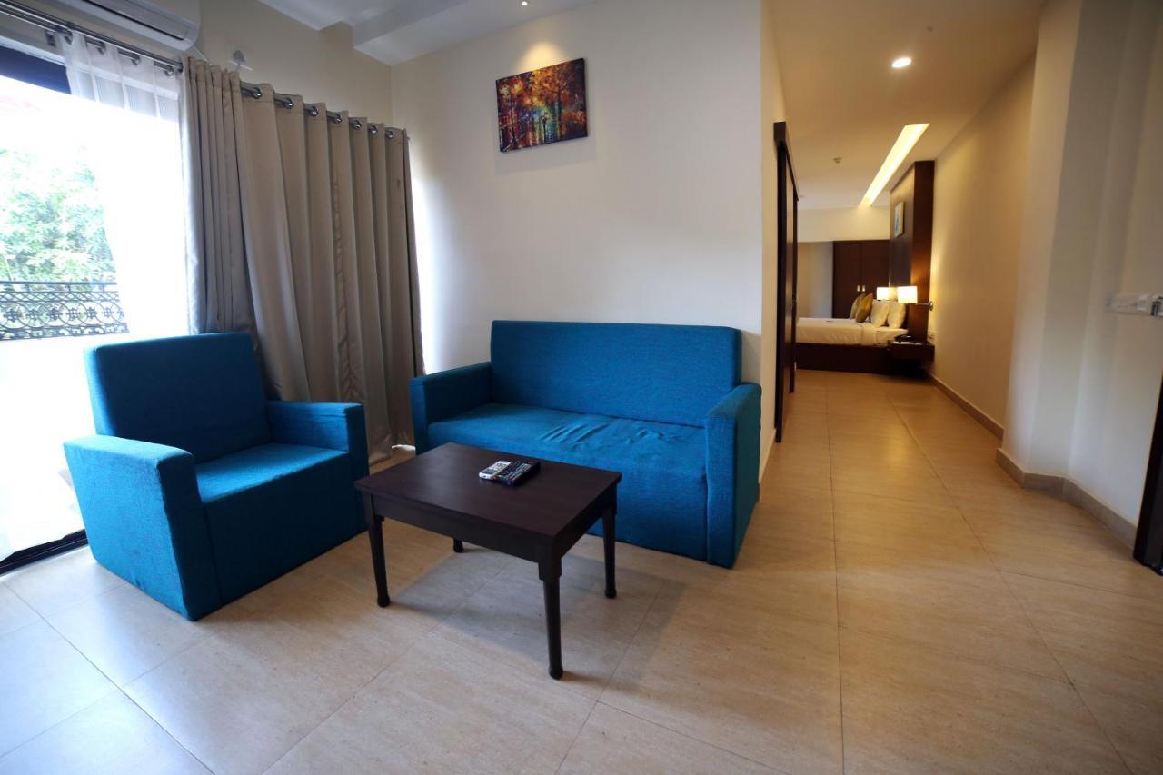 Hotel Yamuna Adur Bagian luar foto