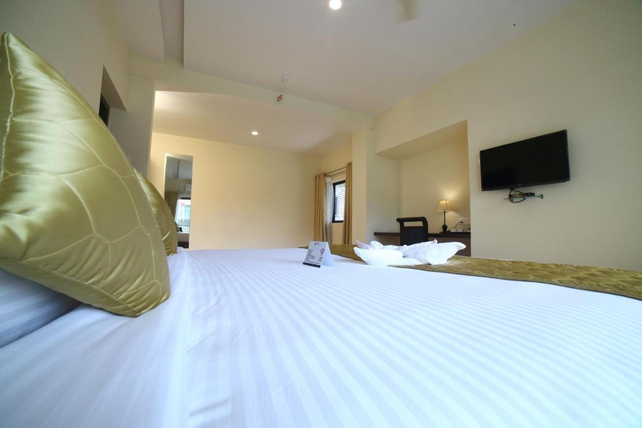 Hotel Yamuna Adur Bagian luar foto
