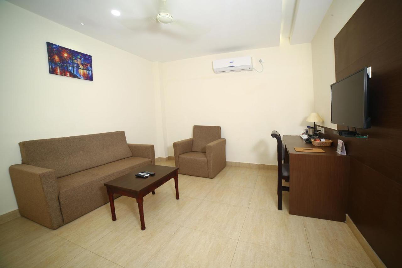 Hotel Yamuna Adur Bagian luar foto