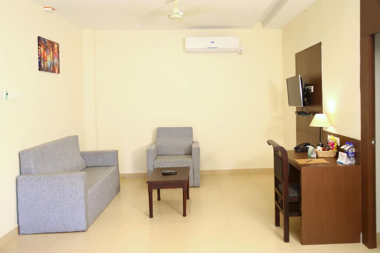 Hotel Yamuna Adur Bagian luar foto