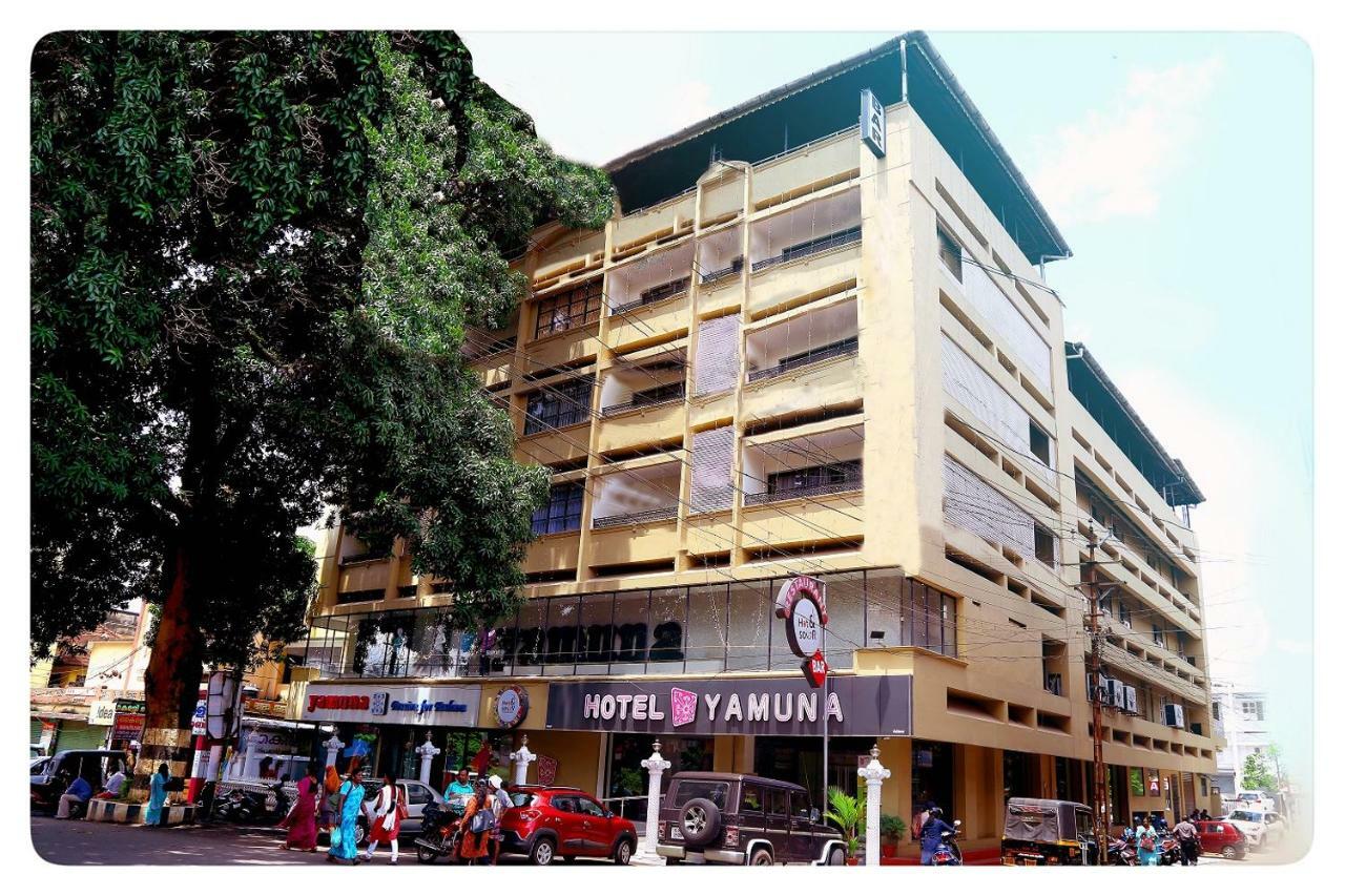 Hotel Yamuna Adur Bagian luar foto